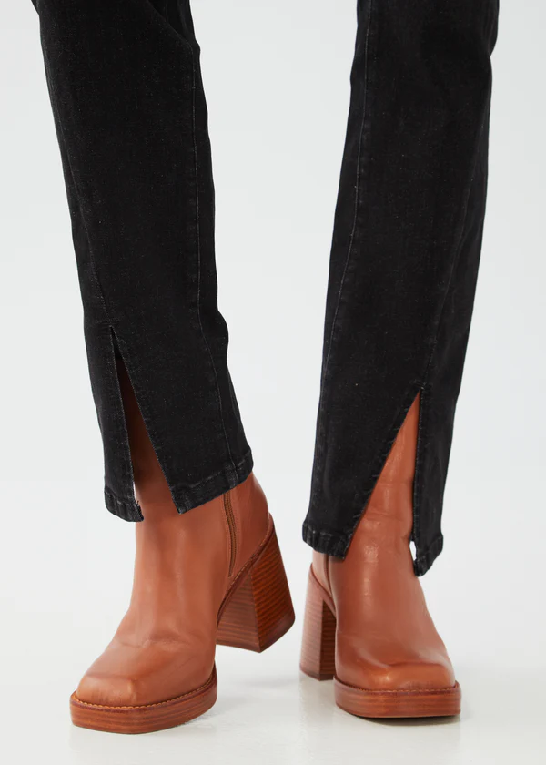 Olivia Straight Leg - Black Wash